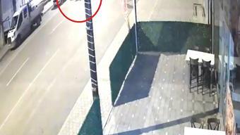 Alkollü sürücünün kullandığı otomobil ile motosiklet çarpıştı; kaza kamerada