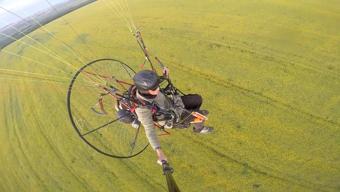 Edirne’nin 'sarı altın çiçeği’ kanola tarlaları üzerinde paramotorla uçtu