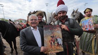 Başkan Büyükkılıç, geleneksel atlı okçuluk gösterisini izledi