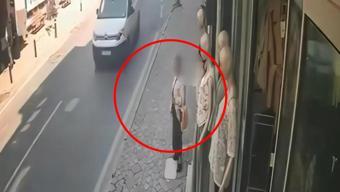 Vitrin mankeninin kıyafetlerini çalıp üstüne giydi, aylar sonra hırka arayışıyla geri geldi