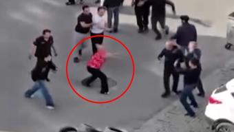 Sokak ortasında başlayan kavga anne terliğiyle son buldu: O anlar kamerada