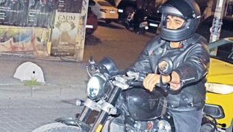 Mert Ramazan Demir motosikletle Cihangir turunda