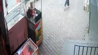 Esenler’de kediye bıçakla zarar veren çocuklar kendilerini uyaran kadının üzerine yürüdü