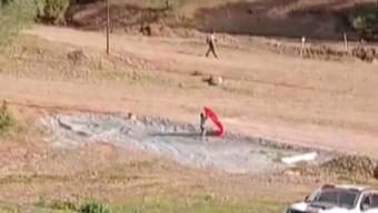 Yere düşen bayrak için piste koştu! 14 yaşındaki Yusuf’un milli gururu