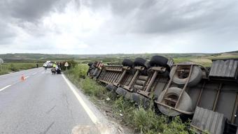 Arnavutköy'de ıslak mendil yüklü TIR tarlaya devrildi