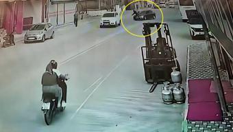 Otomobilin çarptığı kadın yaralandı; kaza kamerada