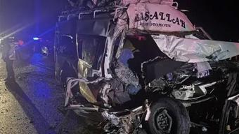 Aksaray'da feci kaza! Tarım işçilerini taşıyan minibüs tıra çarptı: Yaralılar var