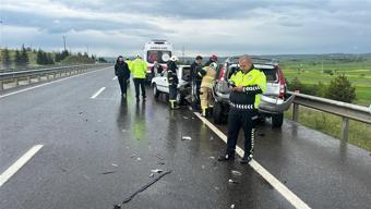 Kütahya’da 3 araçlı zincirleme kaza; 2 yaralı