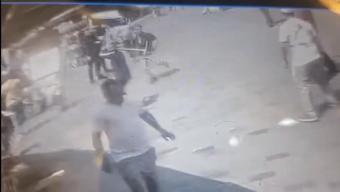 Taksim’de kazmayla esnafa saldırdılar; tekme tokat dayak yediler