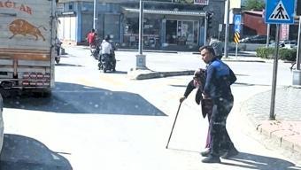 Yolun karşısına geçemeyen yaşlı kadının yardımına zabıta koştu, o anlar kamerada