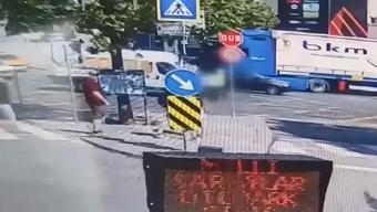 İstanbul’da korkunç kaza! Görevi başındaki kadın polise minibüs çarptı!