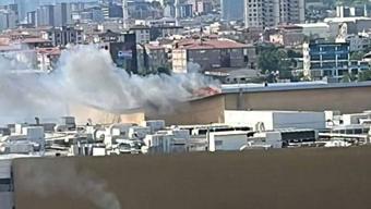 Pendik'te bir AVM'de korkutan yangın! Vatandaşlar tahliye edildi