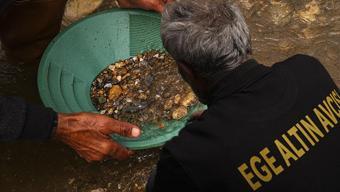 Ege’de yeni çılgınlık! Kazma küreği kapan koşuyor: Gram gram altın topluyorlar