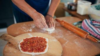 Lahmacunun çıtır çıtır olmasını sağlıyor! Hamurun içine 1 kaşık ekleyin