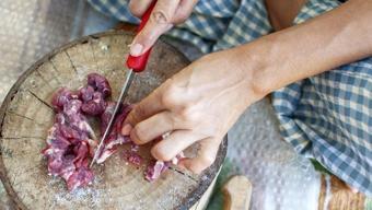 Yıllardır kurban etini pişirirken çok büyük bir hata yapıyormuşuz! Gastronomi hocası bombayı patlattı: Önce soğan mı konur yoksa tuz mu?