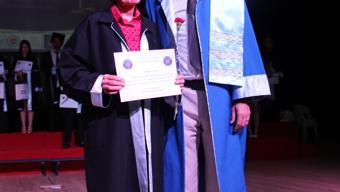 70 yaşında üniversiteden mezun oldu belgesini profesör oğlu verdi