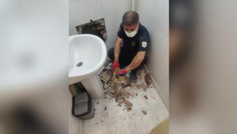 İki bina arasında sıkışan kedi kurtarıldı