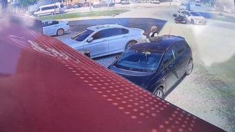 Otomobille çarpışan motosikletin sürücüsü yaralandı; kaza kamerada