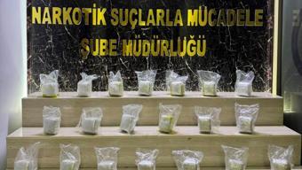 Aracın yakıt deposunda 15 kilo esrar ele geçirildi; 3 tutuklama