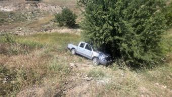 Kamyonet dereye uçtu: 2 yaralı