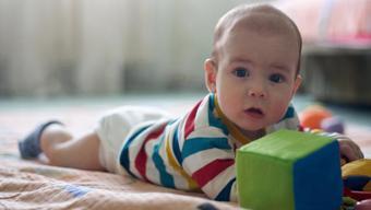 Bebeklerde 'tummy time' (karın üstü zamanı) neden önemli, ne zaman başlanmalı?