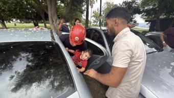 Otomobilde kilitli kalan 1 yaşındaki Firuz'u itfaiye kurtardı