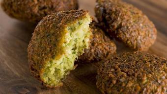 Haşlanmış nohutla 5 dakikada hazır! Dışı çıtır, içi yumuşak falafel tarifi