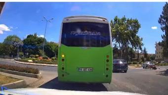 Otomobil ile çarpışan motosikletin sürücüsü yaralandı; O anlar kamerada