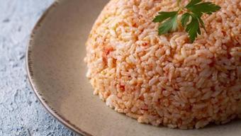 Pilavı bir de böyle yiyin! Asla lapa olmuyor, tam ölçülü anne usulü domatesli pilav tarifi