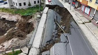 İnşaat kazısında korkunç anlar! Önce istinat duvarı ardından yol çöktü