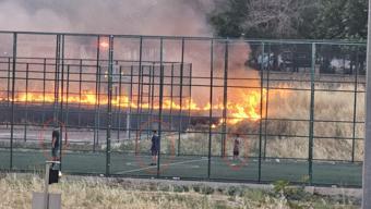 Yangına rağmen futbol oynamaya devam ettiler; o anlar kamerada