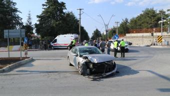 Askeri ambulans ve otomobiller çarpıştı: 2 yaralı