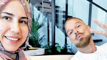 Ricky Martin, eline kına dövmesi yaptırdı