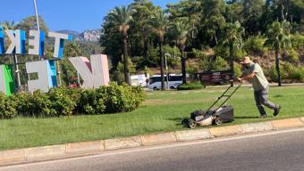 Kemer’de parklarda çim biçme çalışmaları