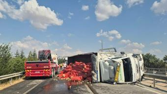 Eskişehir'de kamyonun devrildiği kazada 2 kişi yaralandı