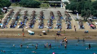 Tatilciler Antalya halk plajlarında ücretsiz deniz keyfi yaşıyor