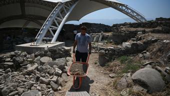 Yüzyıllardır toprağın altında! 5 bin yıllık höyükte yeni keşif için kazma vuruldu
