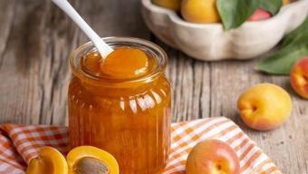 Şekerlenmeyen ve rengi kararmayan ev yapımı mükemmel kayısı marmelatı tarifi! Tencereye 1 çay kaşığı eklemek yeterli