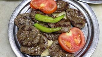 Ekmek içi veya galeta ununu unutun! Köfte harcına 2 yemek kaşığı eklendiğinde içi lokum gibi kalıyor