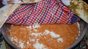 Tarhana hamurunun içine 2 yemek kaşığı ekleyin! Ekşiliği anında kırıyor, lezzetini kat kat artırıyor
