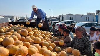 Hatay’da gönülleri ısıtan hareket! 50 ton kavunu depremzedelere ücretsiz dağıttı
