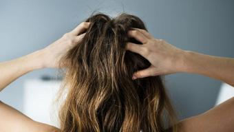 Biberiye ve karanfili kaynatıp sprey şişeye doldurun! Saç diplerine değdiği an mucize başlıyor