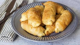 Tepsi tepsi pişirseniz bile anında bitecek! Ağızda dağılan kat kat patatesli rulo börek tarifi