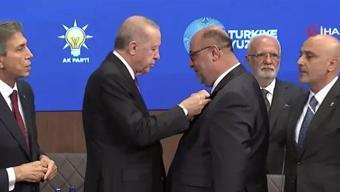 Cumhurbaşkanı Erdoğan, AK Parti'ye 9 belediye başkanına rozetlerini taktı