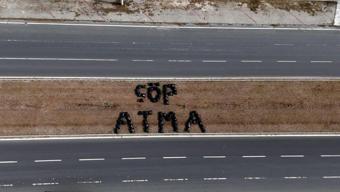 Belediye personeli topladığı çöplerden 'çöp atma' yazdı
