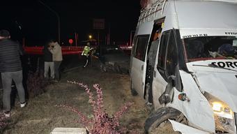 Sivas'ta otomobil ile minibüs çarpıştı: 2 yaralı