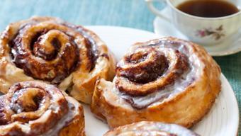 Çay ve kahve saatlerinin yeni favorisi! Hamuru pamuk gibi yumuşacık, lezzeti ağızda dağılan orijinal cinnamon roll tarifi