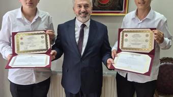 İkiz kardeşler aynı gün hafızlığa başlayıp aynı gün tamamladı