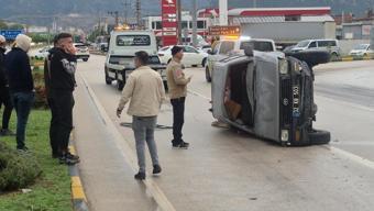 Kontrolden çıkan kamyonet yol ortasında yan yattı