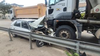Kamyonun altına giren otomobilden yara almadan çıktılar